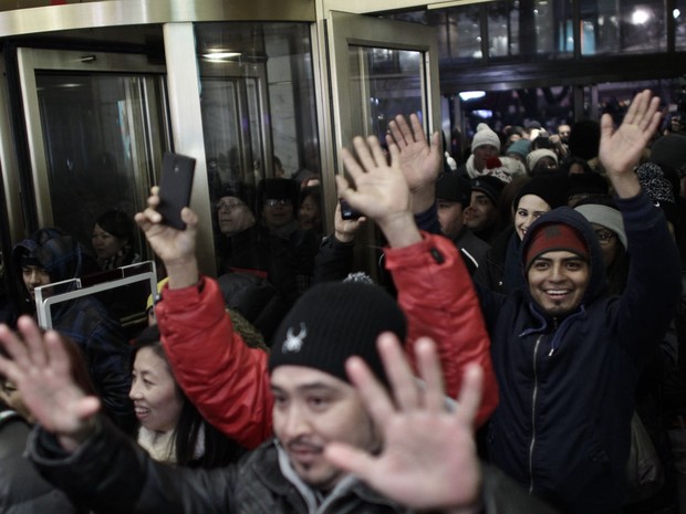 Pessoas entram na Macy´s da Herald Square no Dia de Ação de Graças na Black Friday em Nova York (Foto: Kena Betancur/Getty Images/AFP)