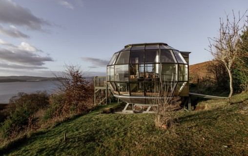 Este imóvel fica em um terreno com mais de 16 mil metros quadrados na ilha de Null, na Escócia. Ele está disponível para apenas dois hóspedes por R$ 739 por noite. 