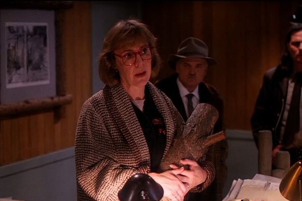 Catherine Coulson na primeira temporada de Twin Peaks (Foto: Reprodução)