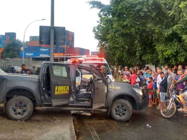 Moradores da região se aglomeraram para acompanhar o resgate aos militares da Força Nacional atacados a tiros na Vila do João, no Conjunto de Favelas da Maré, Zona Norte do Rio