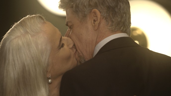 Tião rouba beijo de Mág e ela se entrega (Foto: TV Globo)