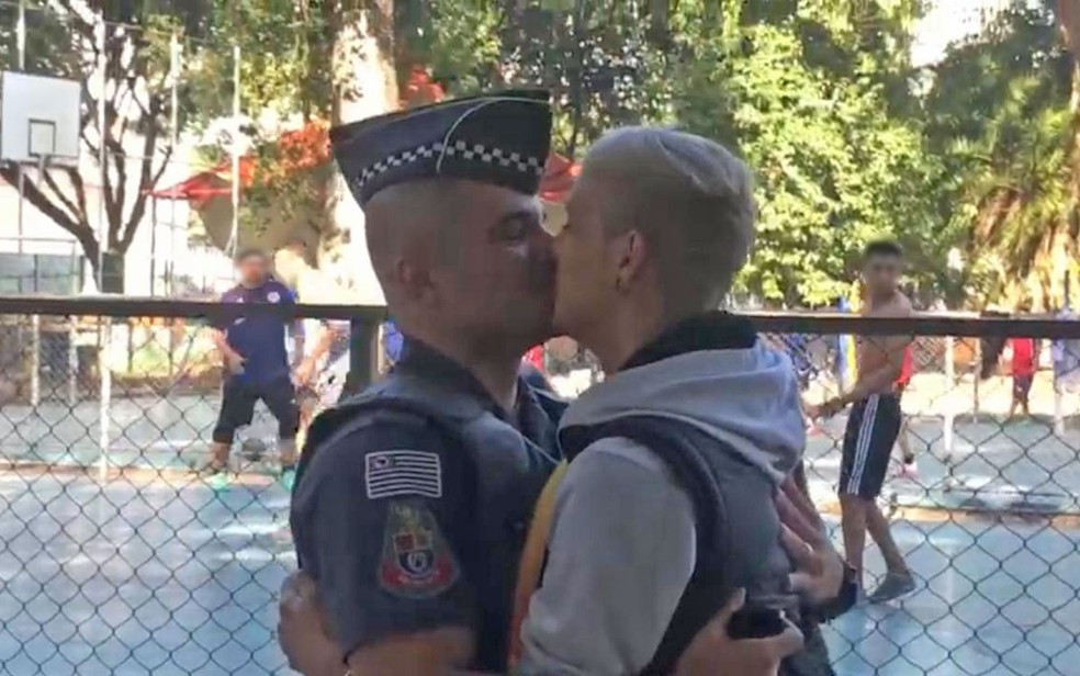 Usando farda da PM, o soldado Leandro Prior beija namorado Elton da Silva Luiz ao pedi-lo em casamento perto da base da Polícia Militar em São Paulo — Foto: Reprodução/Divulgação/Bruna Massarelli