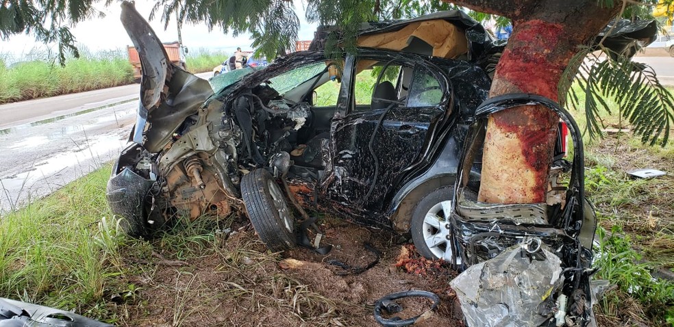 Carro após vítimas serem desencarceradas  — Foto: Rafael Ishibashi/TV Anhanguera