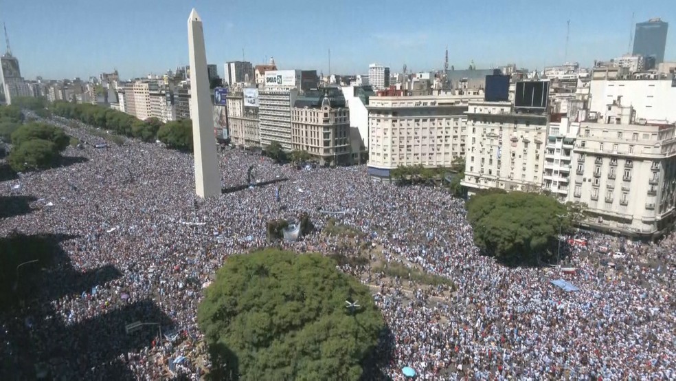 Multidão se reúne no dia 20 de dezembro de 2022 na região do Obelisco, em Buenos Aires, na Argentina, à espera dos campeões mundiais — Foto: g1