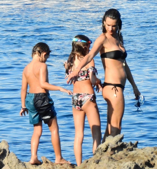 Alessandra Ambrosio com os filhos, Anja e Noah (Foto: Cobra Team/BackGrid)