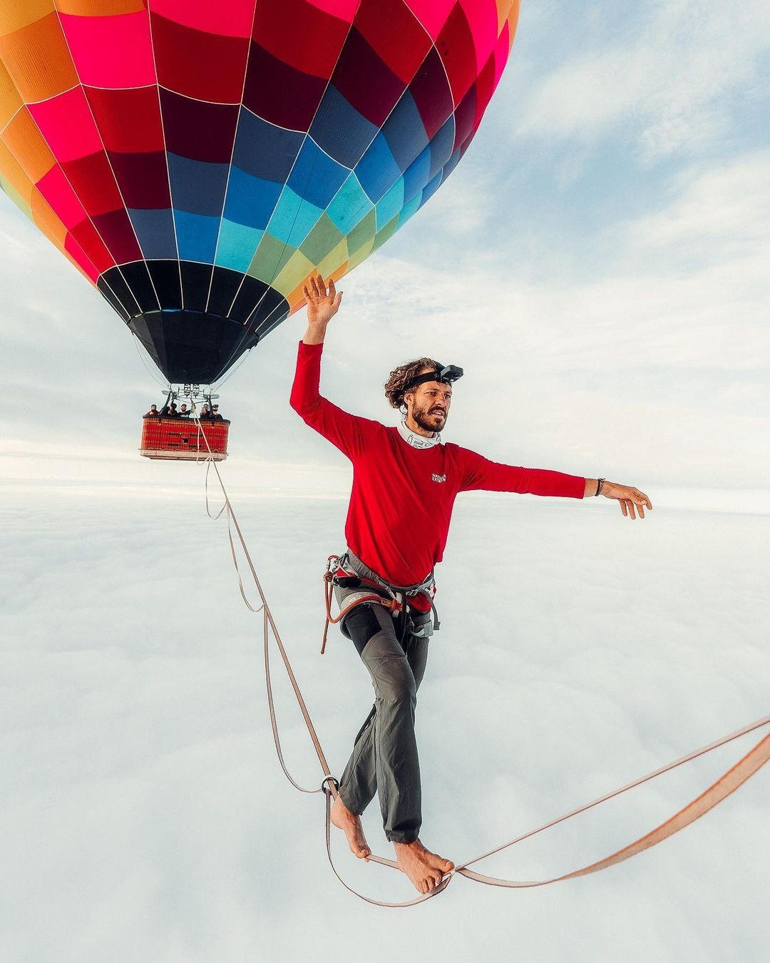 O brasileiro caminhou a distância de 18 metros entre dois balões de ar quente a uma altitude de 1.901 metros (Foto: Reprodução/Instagram)