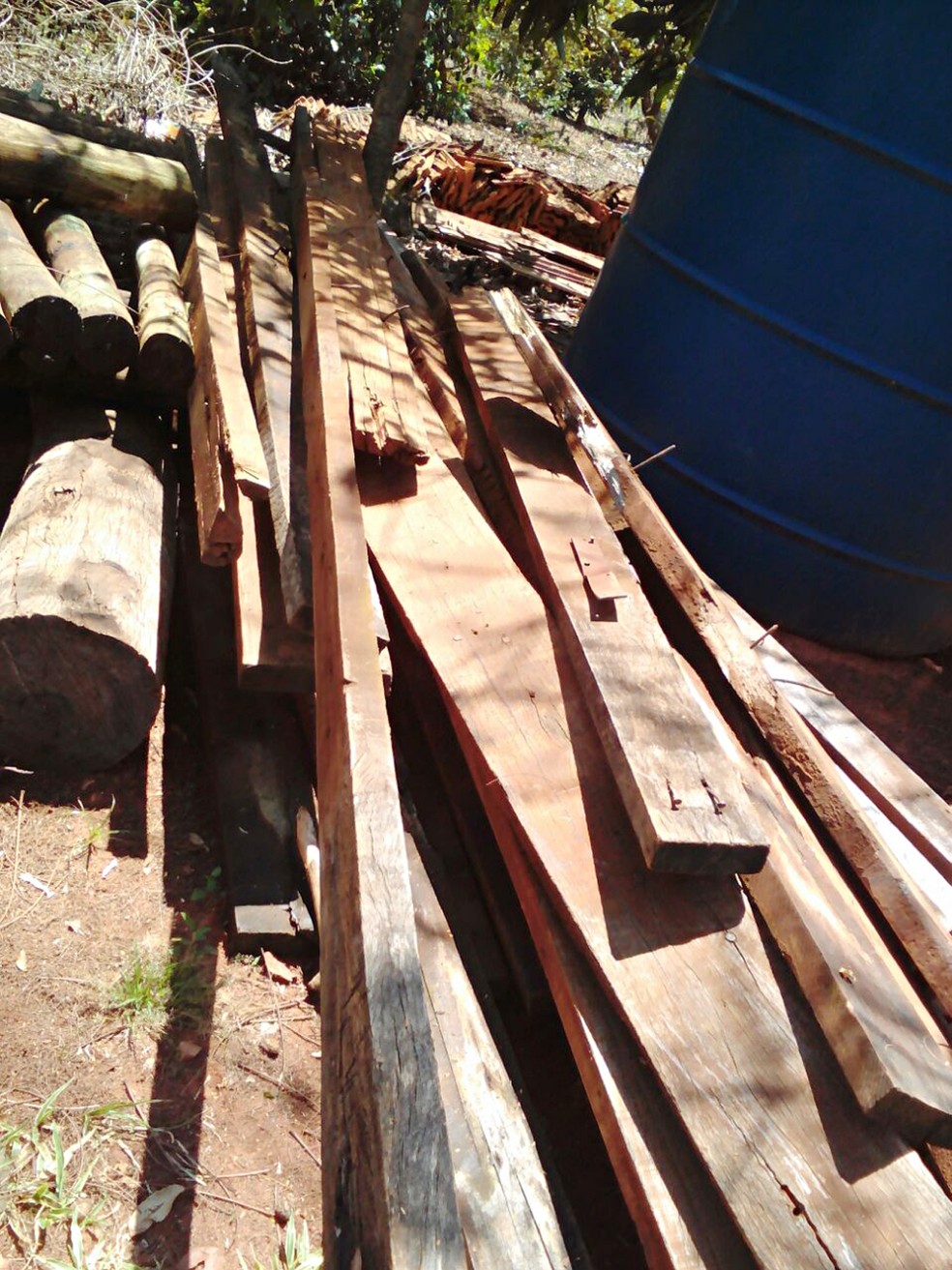 Vigas de madeira foram recuperadas pela pol&iacute;cia (Foto: Pol&iacute;cia Civil/Cedida)