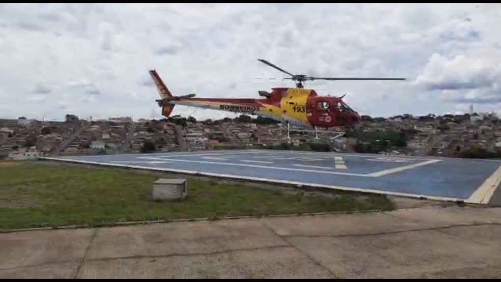 Helicóptero do Corpo de Bombeiros decolou de Varginha (MG) para ajudar no resgate em Fama (MG) — Foto: Reprodução/Corpo de Bombeiros 