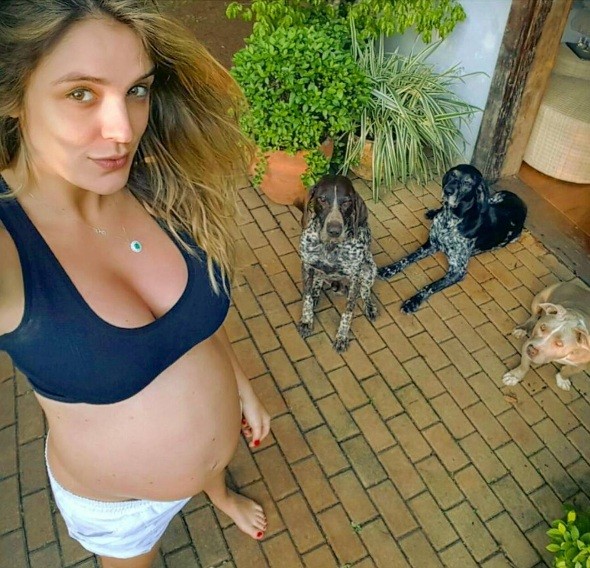 Rafa Brites à vontade em casa com os cachorros (Foto: Instagram)