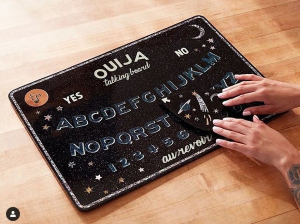 A Tábua Ouija apresentada na lista de presentes de Natal da atriz Gwyneth Paltrow (Foto: Divulgação)