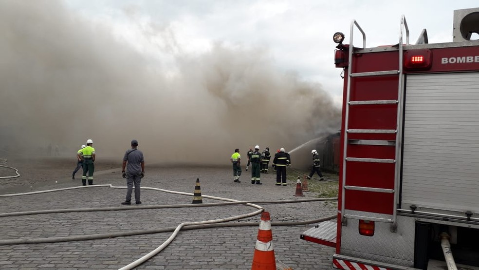 Fogo atingiu terminal de carga no Porto de Santos, SP, e mobilizou bombeiros  — Foto: Divulgação/Corpo de Bombeiros