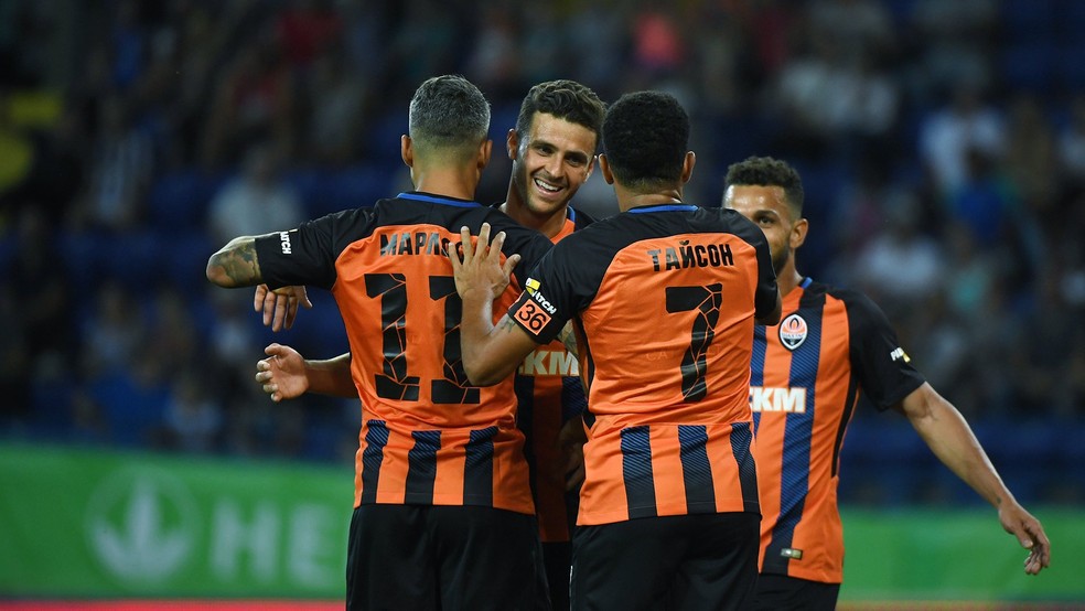 Junior Moraes comemora com Marlos (11), Taison (7) e Nem (ao fundo): Shakhtar conta com nove brasileiros â€” Foto: Site oficial do Shakhtar