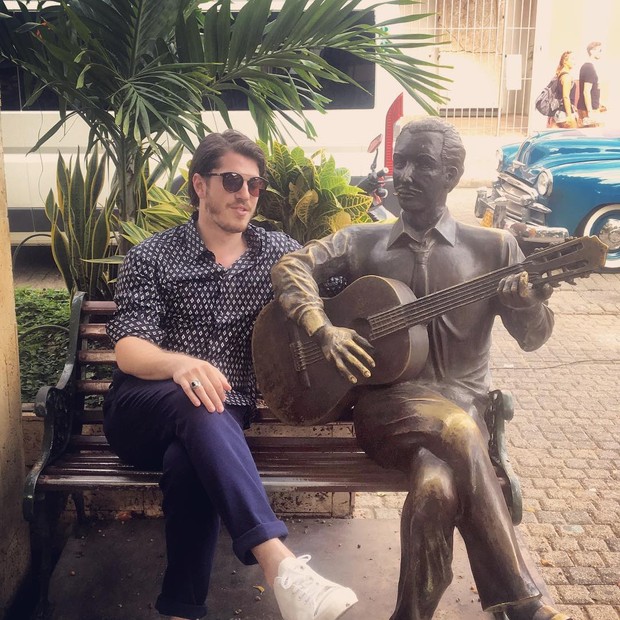 Caio Paduan ao lado de monumento de Adolfo Mejía em Cartagena, na Colômbia  (Foto: reprodução/instagram)