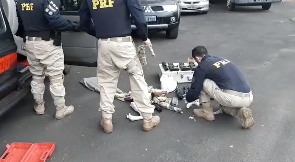 PRF apreendeu diversas armas de grosso calibre em Juiz de Fora — Foto: PRF/Divulgação