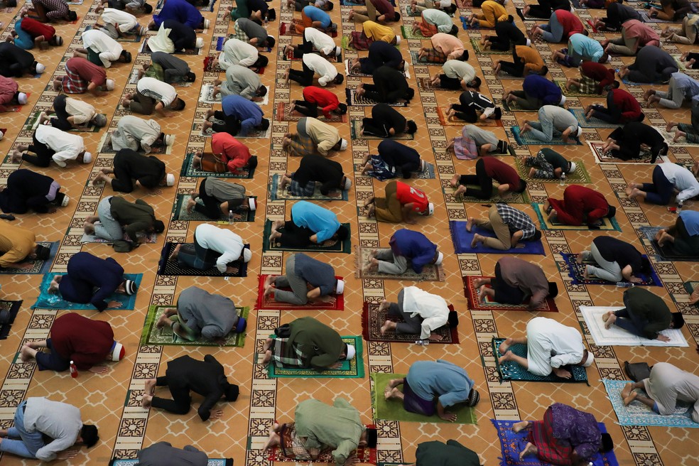 Muçulmanos da Malásia no primeiro dia de Ramadã, em 13 de abril de 2021 — Foto: Lim Huey Teng/Reuters