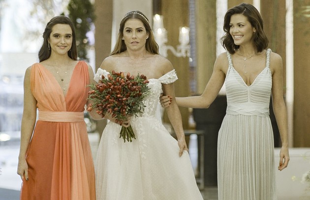 Alexia (Deborah Secco) aparecerá vestida de noiva no último capítulo. Ela se casará com Zezinho (João Baldasserini). Saiba mais sobre o final a seguir (Foto: TV Globo)