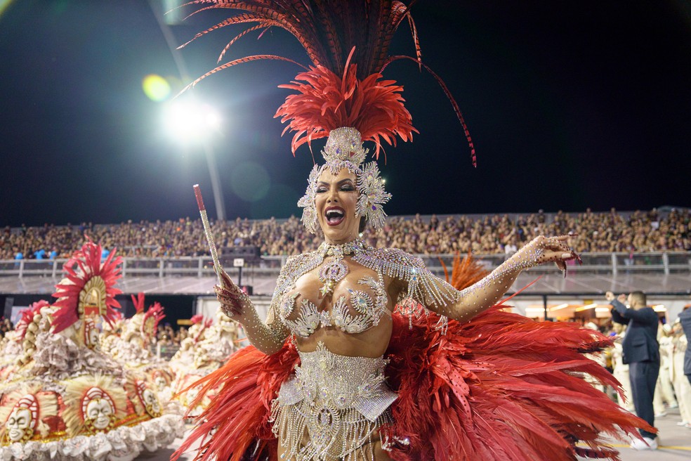 Camila Prins, rainha de bateria LGBTQIA+ do Colorado do Brás, desfila no Anhembi nesta sexta-feira (22). — Foto: Marcelo Brandt/g1