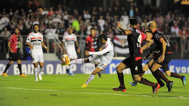 Rojas perde grande chance no primeiro tempo