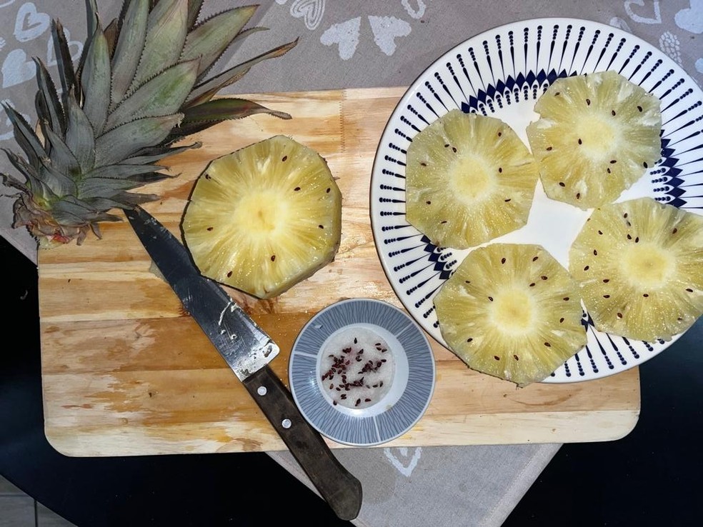 Ao abrir abacaxi, casal se deparou com pequenas sementes na fruta — Foto: Arquivo pessoal