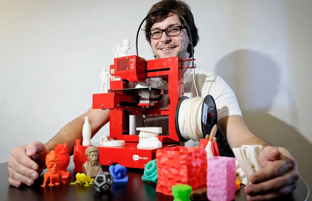 Rodrigo Krug fundou a Cliever, que fabrica impressoras 3D no Brasil (Foto: Divulgação/PUCRS)