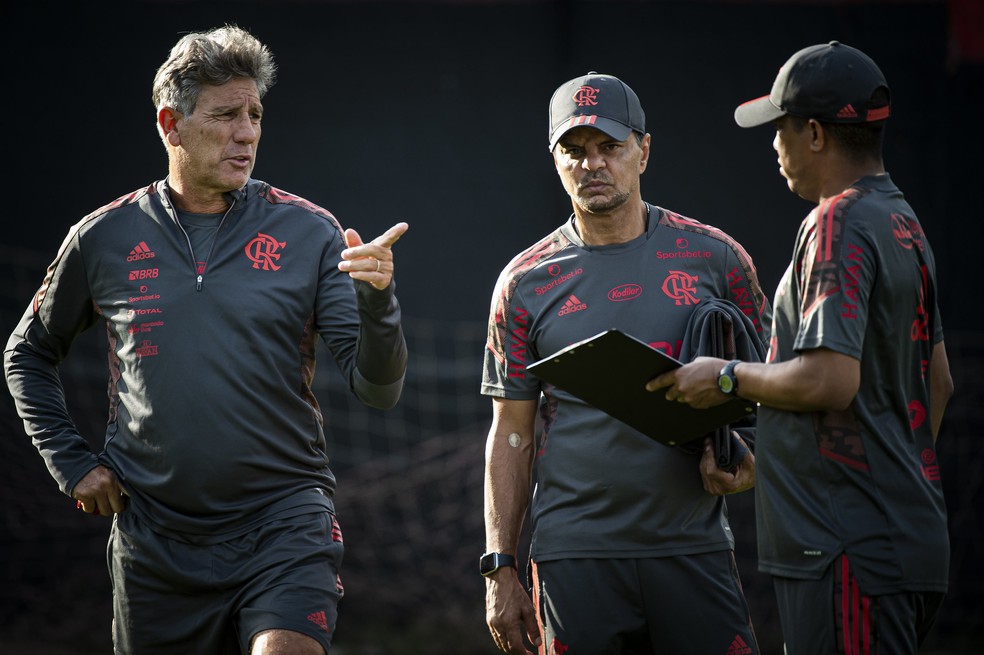 Renato conversa com seus auxiliares durante treino do Flamengo  Foto: Alexandre Vidal/Flamengo
