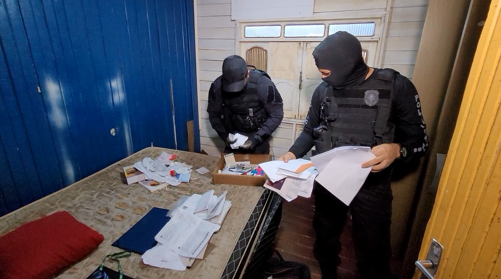 Policiais cumprindo busca e apreensão na operação Graduatio — Foto: Polícia Civil/Divulgação