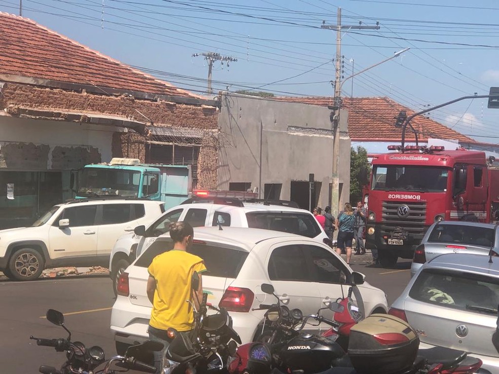 Pedreiro, de 58 anos, morreu após cair de estrutura de 4 metros, nesta quinta-feira (24) em Junqueirópolis (SP) — Foto: Chris Marques