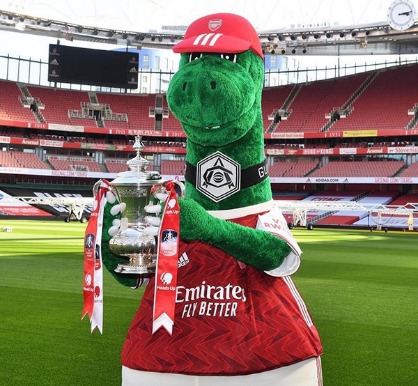 O dinossauro Gunnersaurus, mascote do Arsenal, com o troféu da Copa da Inglaterra (Foto: Instagram)
