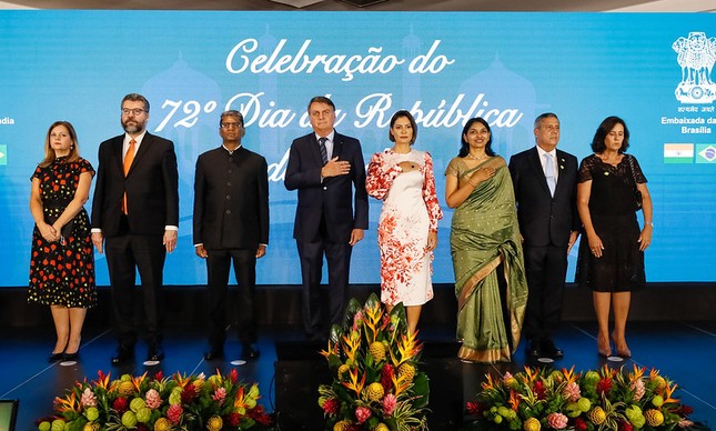 Jair Bolsonaro e comitiva com embaixador da Índia