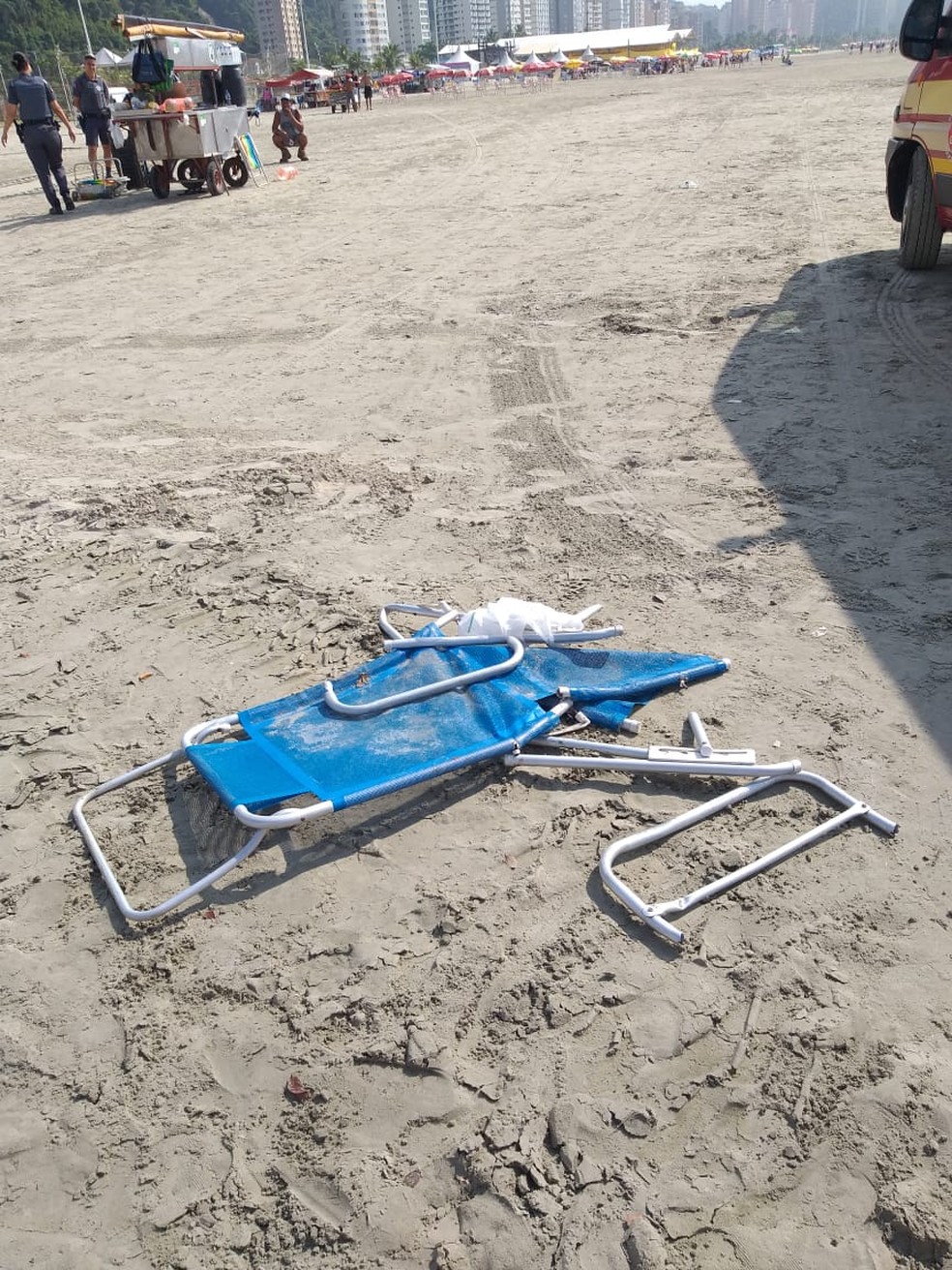 Cadeira de praia usada por banhistas em São Vicente (SP) ficou destruída após atropelamento — Foto: G1 Santos