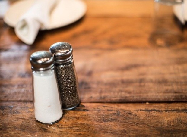 O sal e a pimenta podem ficar grudados dentro do saleiro devido à umidade. Para extrair os temperos com maior facilidade, essa técnica é infalível (Foto: Willow and Everett/ Reprodução)