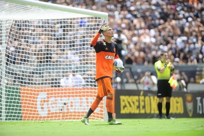 Camisa 1 do Fla explica provocação com goleiro corintiano: Tá na guerra