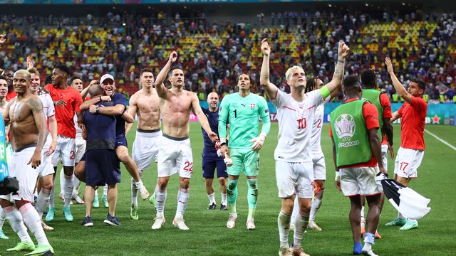 Jogadores da Suíça comemoram a classificação para as quartas de final da Euro, em cima da França