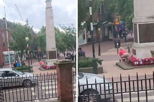 Mulher urina em monumento a soldados mortos