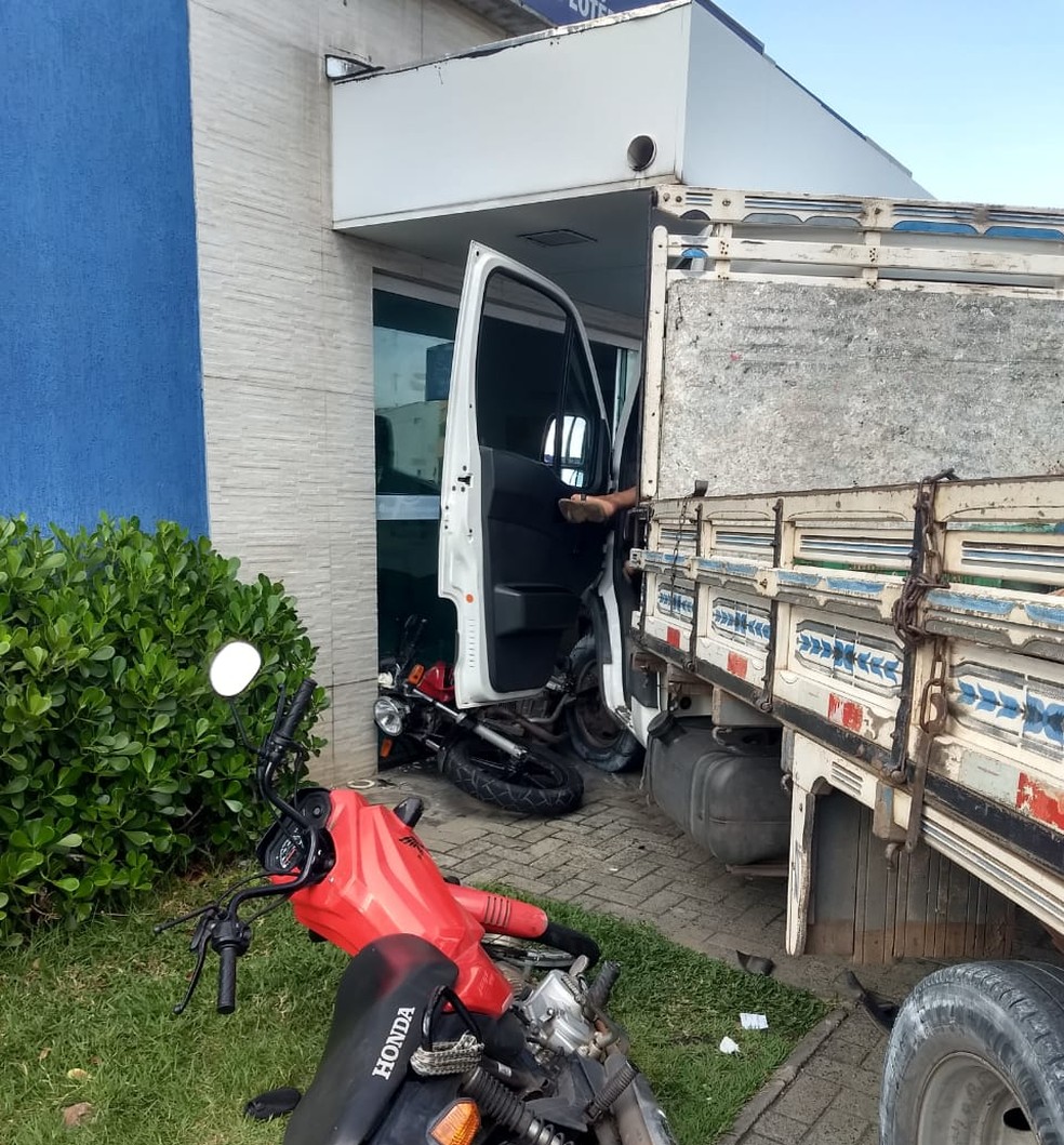 Caminhão quase invadiu lotérica em Teresina — Foto: Francisco Filho