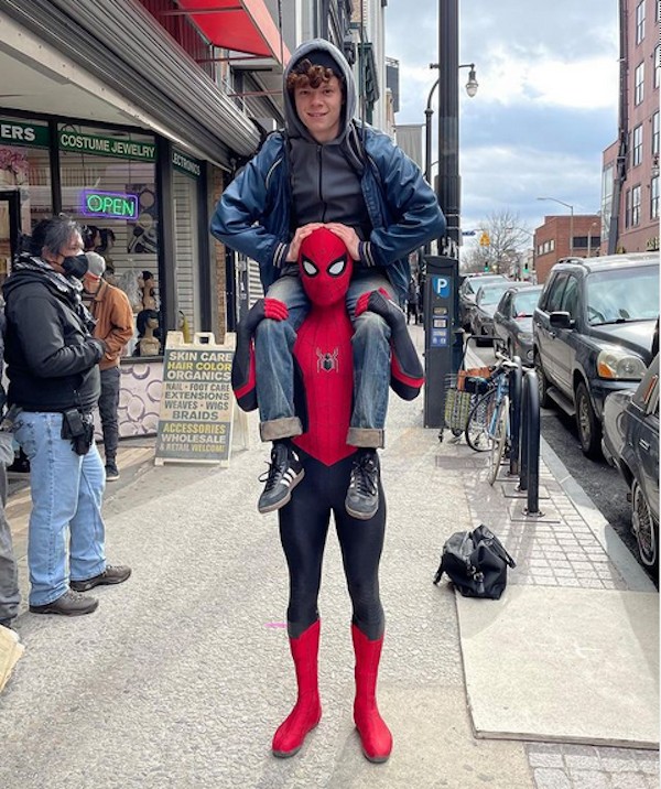 O ator Tom Holland carregando nas costas o irmão Harry Holland no set de Homem-Aranha 3 (Foto: Instagram)