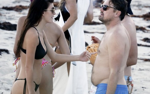 Leonardo DiCaprio e Camila Morrone curtem praia juntos em St. Barths