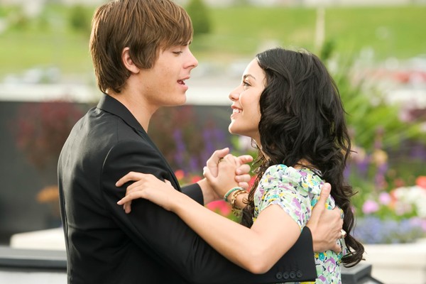 Zac Efron e Vanessa Hudgens começaram o namoro junto com a "saga" 'High School Musical', em 2006, e foram além: a série cinematográfica foi até 2008; os dois, até 2010. (Foto: Reprodução)