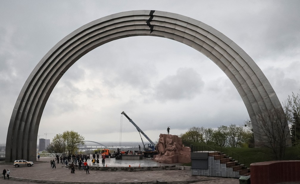 Um monumento soviético à amizade entre as nações ucranianas e russas é visto após sua demolição — Foto: Gleb Garanich/REUTERS