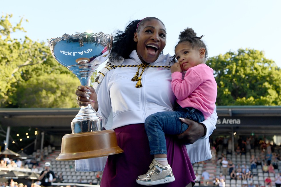 Serena Williams segura o trof&eacute;u do Aberto de Auckland e a filha Olympia  &mdash; Foto: Hannah Peters/Getty Images