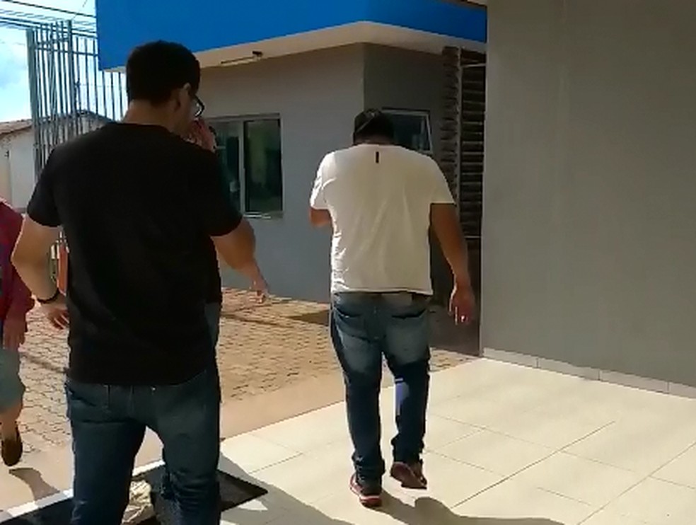 Suspeito foi levado para a sede da Polícia Federal em Cáceres — Foto: TVCA