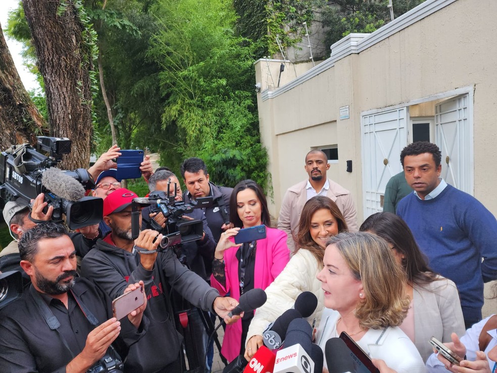 Gleisi Hoffmann, presidente do PT, disse, após se encontrar com Lula, em São Paulo, que o governo não tem plano B que não a PEC para furar o teto de gastos — Foto: Gustavo Schmitt