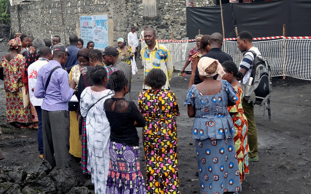 Moradores se reúnem ao redor de funcionários do Médicos Sem Fronteiras em Goma, na República Democrática do Congo, para segunda rodada de vacinação contra o ebola em novembro de 2019. — Foto: Fiston Mahamba/Reuters