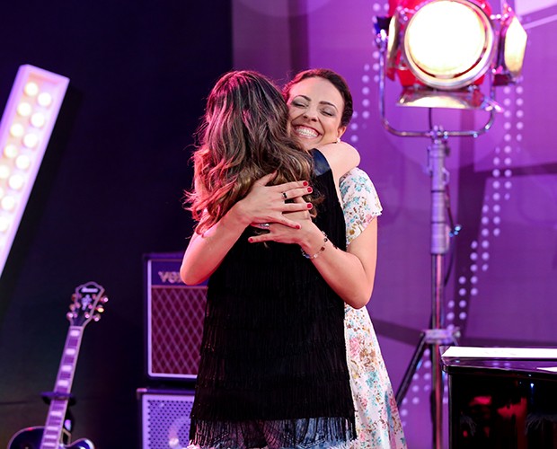 Um abraço para selar a amizade entre Karina e Millane (Foto: Isabella Pinheiro/Gshow)