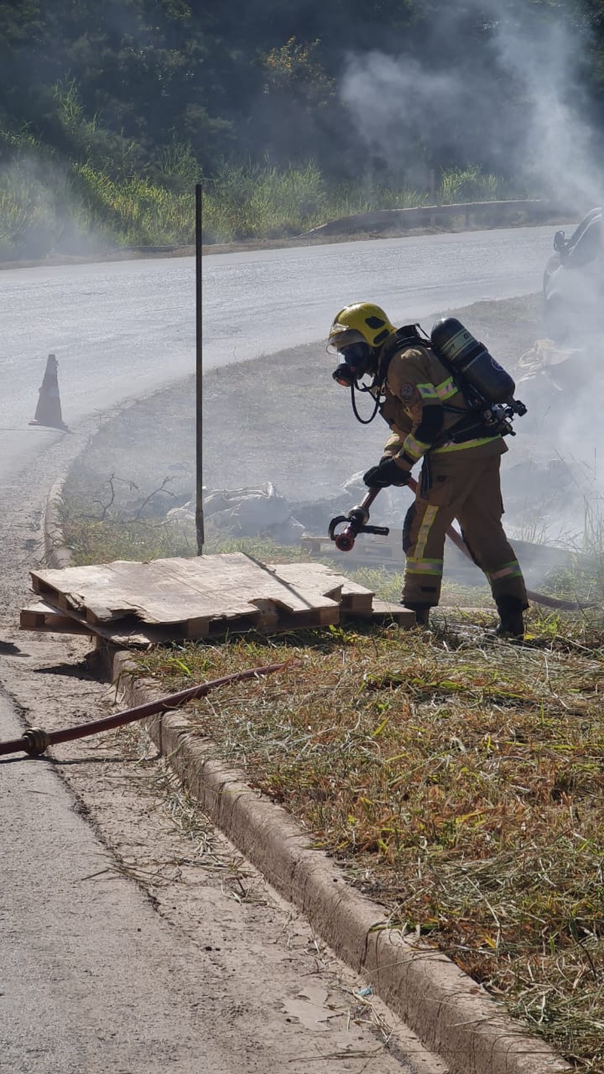 Cloro pega fogo às margens da BR-251 e atinge vegetação