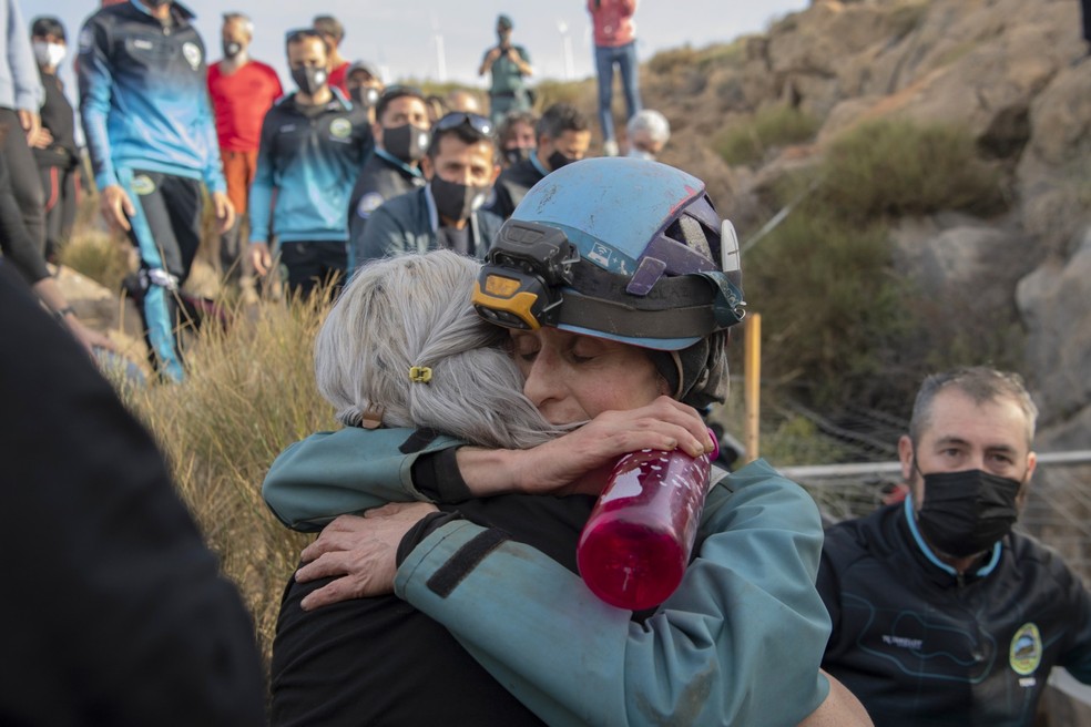 A atleta espanhola Beatriz Flamini abraça parente após 500 dias de isolamento voluntário em caverna em Motril, na Espanha, em 14 de abril de 2023.  — Foto: Jorge Guerrero/ AFP 
