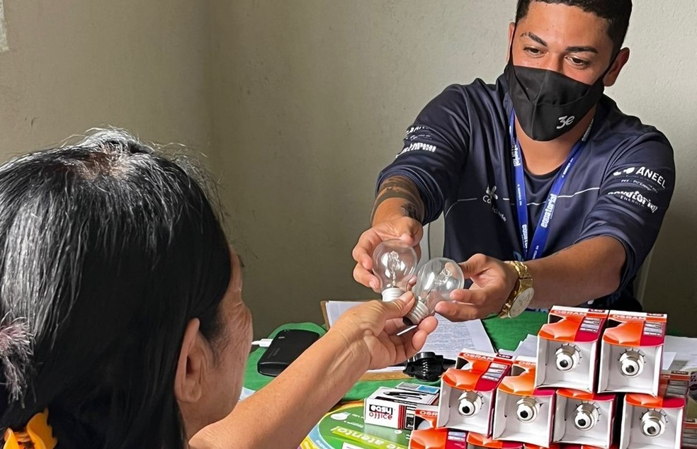Moradores poderão trocar até 5 lâmpadas comuns por modelos de LED — Foto: Ascom Equatorial