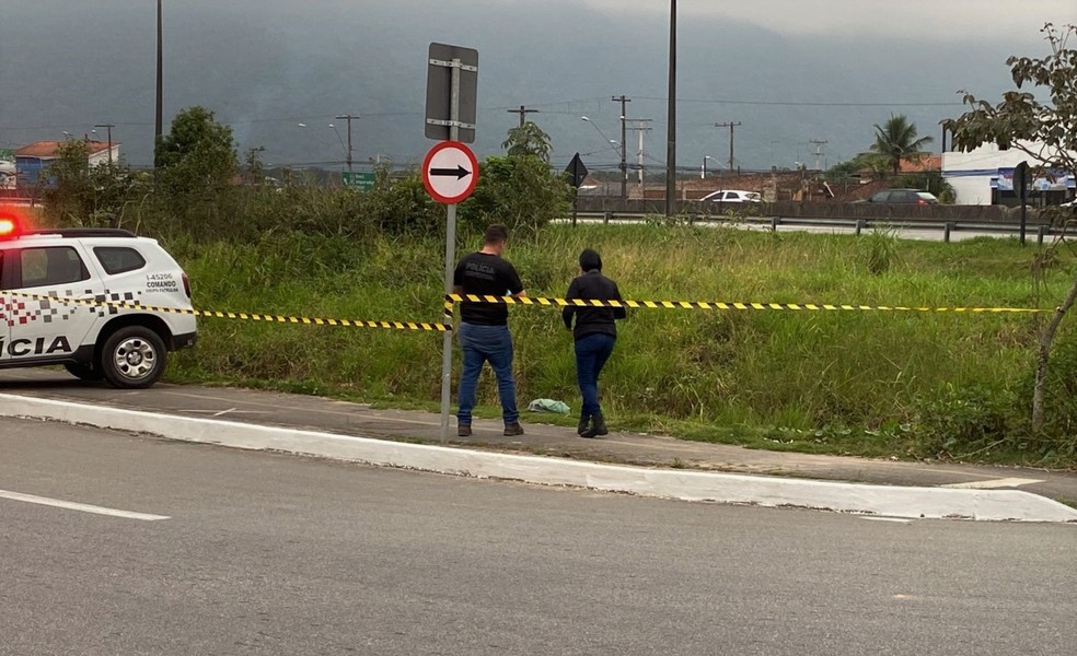 Polícias civil e militar foram até o local onde o corpo do bebê foi encontrado — Foto: g1 Santos