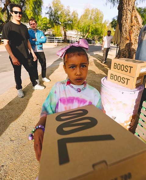 A filha de Kim Kardashian e Kanye West vendendo um tênis da marca pessoal do pai dela (Foto: Instagram)