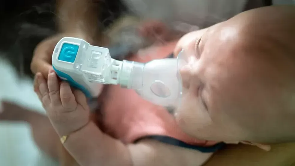 As enfermarias pediátricas nos EUA estão cheias de bebês e crianças pequenas com VSR — Foto: Getty Images via BBC